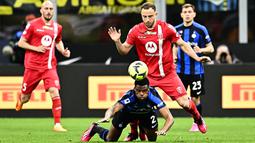 Pemain Inter Milan, Dunzel Dumfries terjatuh saat laga lanjutan Liga Italia 2022/2023 melawan Monza di Giuseppe Meazza, Milan, Minggu (16/04/2023) WIB. Nerazzurri kalah dengan skor 0-1. (AFP/Gabriel Bouys)