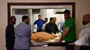 Koki dan relawan Muslim Aid membuat samosa raksasa seberat 153 kilogram di Masjid London Timur, Inggris, Selasa (22/8). Samosa raksasa itu kemudian dipotong hingga berjumlah ratusan dan didistribusikan ke tunawisma di Salvation Army. (BEN STANSALL/AFP)