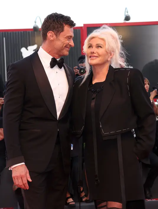 Hugh Jackman (kiri) dan Deborra-Lee Furness berpose untuk fotografer setibanya di pemutaran perdana film 'The Son' selama Festival Film Venesia edisi ke-79 di Venesia, Italia, Rabu (8/9/2022). Jackman hadir ditemani sang istri Deborra-Lee Furness yang tampil cantik menggunakan pakaian berwarna hitam. (Joel C Ryan/Invision/AP)