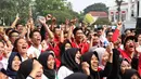 Para peserta Program Penguatan Pendidikan Pancasila ikut bernyanyi saat Giring Nidji tampil menghibur di halaman Istana Bogor, Jawa Barat, Sabtu (12/8). Acara tersebut diikuti 540 mahasiswa dari berbagai daerah. (Liputan6.com/Angga Yuniar)