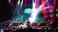 Selain HiVi, Naif dan sejumlah musisi lainnya, grup band Padi juga ikut tampil di MARKAS 2018 di Bintaro Xchange, Tangerang Selatan, Minggu (29/4/2018). Berhasil memikat penonton, Padi ajak penggemarnya nostalgia tahun 90an. (Adrian Putra/Bintang.com)