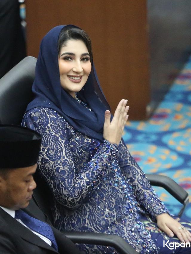 10 Potret Seleb Pakai Kebaya saat Dilantik Sebagai Anggota DPRD DKI Jakarta, Astrid Kuya, Tina Toon, hingga Bebizie