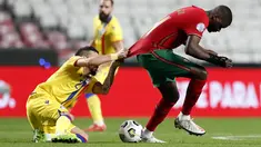 Penyerang timnas  Andorra, Cristian Martinez menarik jersey gelandang Portugal, William Carvalho dalam pertandingan uji coba internasional di Estadio da Luz, Kamis (12/11/2020) dini hari WIB. Portugal menang 7-0 atas tamunya, Andorra . (AP Photo/Armando Franca)