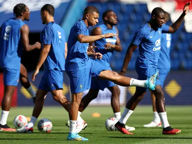 Penyerang Prancis Kylian Mbappe (tengah) melakukan peregangan selama sesi latihan menjelang Kualifikasi EURO 2024 menjamu Irlandia, di Stadion Parc des Princes, Rabu (6/9/2023). (Photo by FRANCK FIFE / AFP)