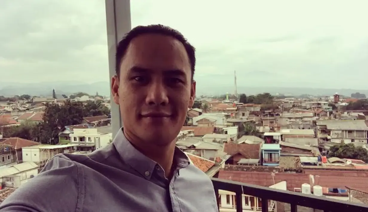 "Buat para perempuan, kalian harus lihat bulu mataku, selama ini ingin merapikan bulu mata ektension di mall tapi sayangnya masih pada tutup, jadi sisa-sisanya doang nih," jelas Anya Geraldine. (Instagram/sitohangchoky)