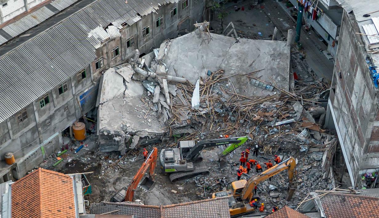 Diketahui, pada Minggu (5/10/2025) malam, tim SAR gabungan juga telah melaporkan progres pembersihan material mencapai 80 persen, dengan jumlah korban meninggal dunia bertambah menjadi 49 orang. (Dicky Bisinglasi/AFP)