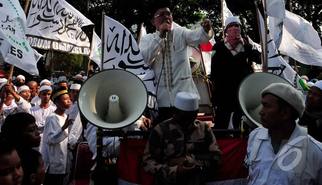 Ratusan orang yang mengenakan baju koko dan peci putih ini menuntut agar DPRD tak menjadikan Ahok sebagai gubernur menggantikan Jokowi, Jakarta, (17/10/14). (Liputan6.com/Johan Tallo)