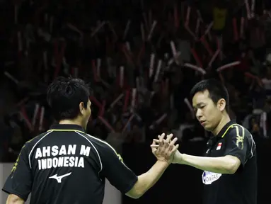 Ganda putra Indonesia, Mohammad Ahsan / Hendra Setiawan, merayakan kemenangan atas ganda China pada Indonesia Masters 2019 di Istora Senayan, Jakarta, Sabtu (26/1). Ahsan / Hendra lolos ke final. (Bola.com/Yoppy Renato)