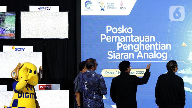 Menko Polhukam, Mahfud MD (kanan) bersama Menkominfo, Johnny G. Plate (kedua kanan) saat acara Hitung Mundur Penghentian Siaran TV Analog di halaman Kantor Kementerian Komunikasi dan Informatika (Kominfo), Jakarta, Kamis (3/11/2022) dini hari. Peralihan siaran TV analog ke TV digital merupakan bagian dari agenda pemerintah untuk mendigitalisasi bidang penyiaran. (Liputan6.com/Helmi Fithriansyah)