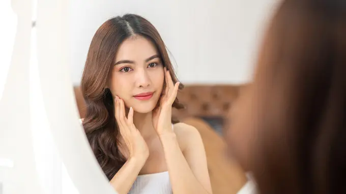 Sudah Pakai Makeup dengan SPF, Apa Masih Harus Memakai Sunscreen? Begini Faktanya!