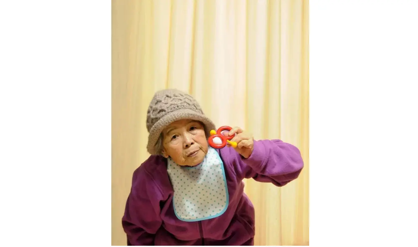 Kimiko Nishimoto, nenek 89 tahun ini berfoto selfie dengan berbagai pose dan kostum kocak dan kreatif (Sumber: Peta Pixel).