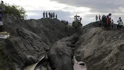 Ikan paus yang malang itu sempat menjadi tontonan warga yang bingung harus berbuat apa, Pantai Popoyo, Nicaragua, Jumat (14/11/2014) (AFP Photo/Inti Ocon)