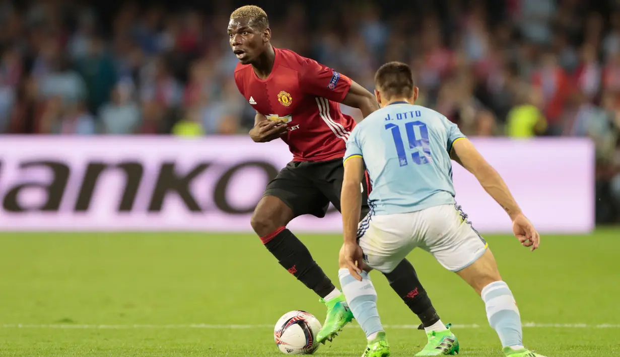 Gelandang MU, Paul Pogba (kiri) berusaha mengiring bola dari kawalan bek Celta Vigo, Jonny Otto pada pertandingan leg pertama semifinal Liga Europa di stadion Balaidos, Spanyol (5/5). MU menang 1-0 atas Celta Vigo. (AP Photo/Lalo R. Villar)