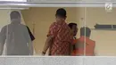 Terdakwa kasus korupsi e-KTP Setya Novanto, saat bertemu dengan putra sulungnya, Rheza Herwindo di gedung KPK, Jakarta, Jumat (22/12). Rheza akan diperiksa sebagai saksi untuk tersangka Dirut PT Quadra Solution. (Liputan6.com/Faizal Fanani)