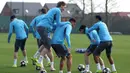 Finis di posisi ke-12 pada fase liga, sudah cukup mengantarkan Newcastle United ke babak 16 besar Liga Champions untuk pertama kalinya dalam sejarah klub. Tampak dalam foto, striker Newcastle United asal Jerman, Nick Woltemade melompat ke punggung Malick Thiaw saat mengikuti sesi latihan tim di pusat pelatihan Darsley Park di Newcastle upon Tyne, pada Senin 9 Maret 2026. (SCOTT HEPPELL/AFP)