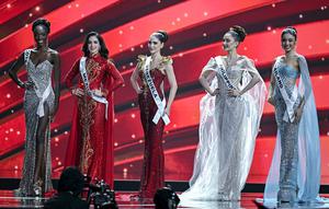 Babak lima besar Miss Universe 2025. (dok. Lillian SUWANRUMPHA / AFP)