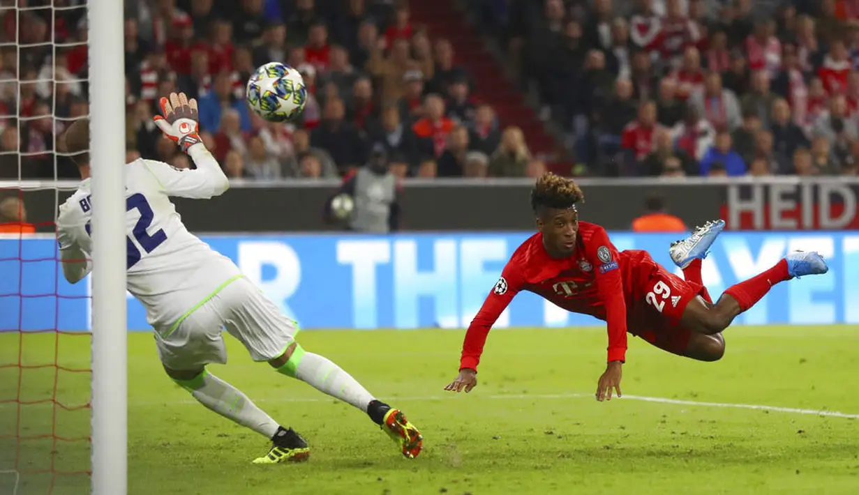 Penyerang Bayern Munchen, Kingsley Coman, mencetak gol ke gawang Red Star Belgrade pada laga Liga Champions di Red Star Belgrade, Rabu (18/9/2019). Bayern Munchen menang 3-0. (AP/Matthias Schrader)