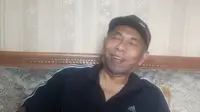 Ipong Sunoto, mantan pesepak bola Persebaya era Perserikatan. (Tangkapan Layar/YouTube/Pinggir Lapangan)