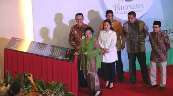 Presiden Kelima Republik Indonesia, Megawati Soekarno Putri menandatangani prasasti yang berkaitan dengan kelahiran BPJS Kesehatan.