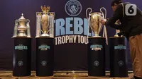 Man City memboyong empat trofi juara yang diraih pada 2023 ke Jakarta. (Liputan6.com/Helmi Fithriansyah)