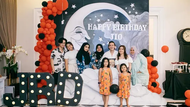 Potret Momen Ulang Tahun Jordi Onsu Ke-28, Bertema Hutan dan Safari. (Sumber: Instagram/jordionsu dan Instagram/frisllyherlind)