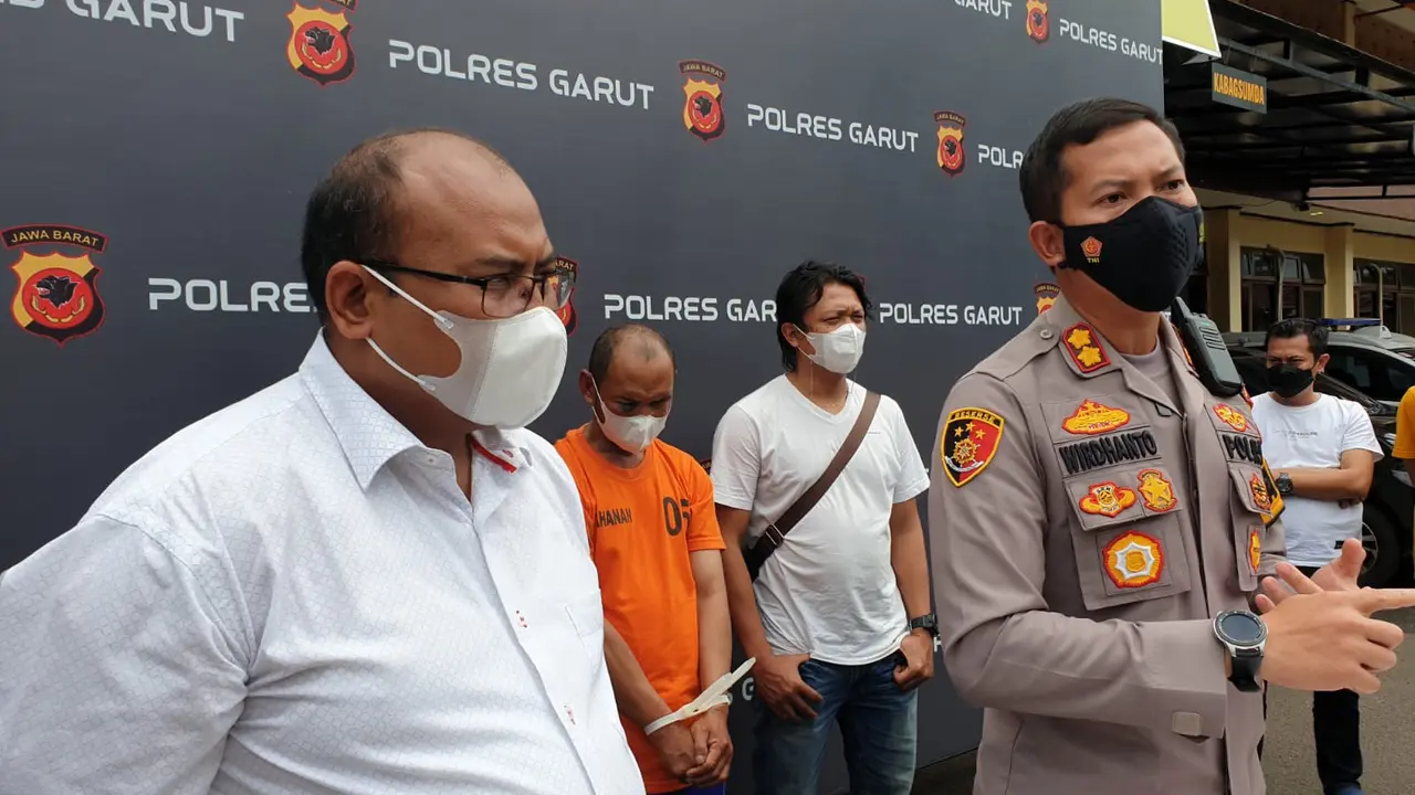 Kapolres Garut AKBP Wirdhanto Hadicaksono memberikan keterangan kepada wartawan dalam pengungkapan kasus tewasnya 2 warga Garut dalam praktek ritual gaib penggandaan uang.