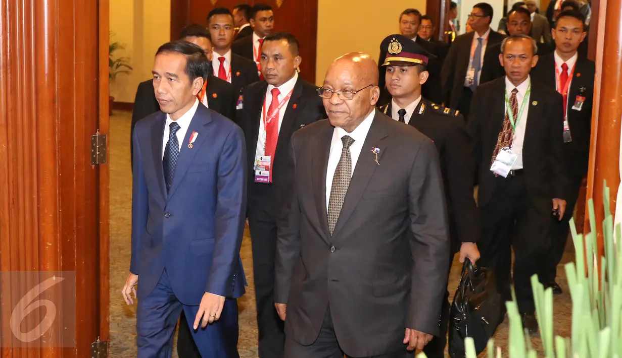 Presiden Joko Widodo (Jokowi) bersama Presiden Afrika Selatan Jacob Zuma (kanan) memasuki ruang pertemuan Business Summit dalam rangkaian KTT Indian Ocean Rim Association (IORA) 2017 di Jakarta Convention Center, Senin (6/3). (Liputan6.com/Angga Yuniar)