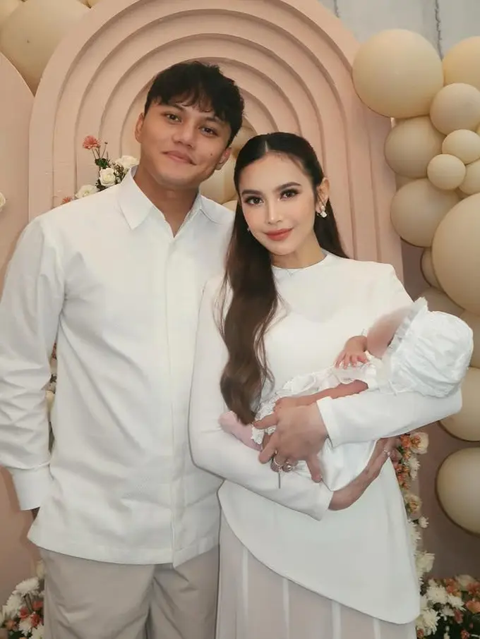 6 Potret Dress Selina Putri Mahalini dan Rizky Febian saat Aqiqah