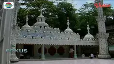 Masjid Tiban yang terletak di Tuban, Jawa Timur, menyimpan banyak cerita di dalamnya.
