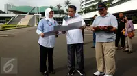 Ketua DPR RI, Ade Komarudin (kedua kiri) didampingi Sekjen DPR RI Winantuningtyastiti (kiri) melihat gambar rencana renovasi sejumlah sarana dan prasarana di Kompleks Parlemen  Senayan, Jakarta, Minggu (31/1/2016). (Liputan6.com/Helmi Fithriansyah)