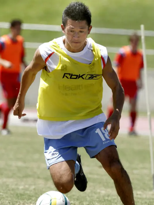 <p>Pemain Jepang Kazuyoshi Miura selama pelatihan di Olympic Park di Sydney 09 November 2005. Kazuyoshi Miura sudah pernah bermain di luar Liga Jepang sebelumnya. Pada 1982 ia hijrah dari tim lokal Jepang ke klub Brasil, CA Juventus. (AFP/DAVID HANCOCK)</p>