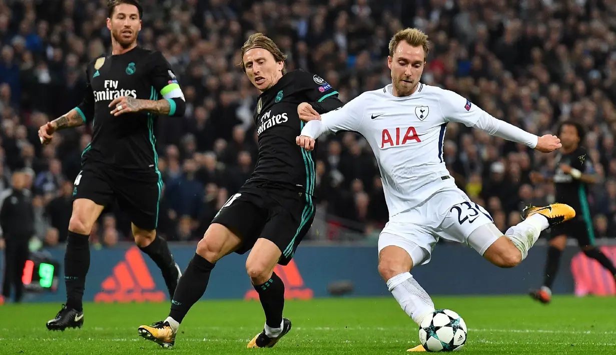 Gelandang Tottenham Hotspur, Christian Eriksen, melepaskan tendangan ke gawang Real Madrid pada Liga Champions di Stadion Wembley, London, Rabu (1/11/2017). Tottenham Hotspur menang 3-1 atas Real Madrid. (AFP/Ben Stansall)