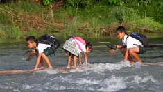 Sejumlah bocah menyeberangi sungai menggunakan perahu rakit untuk berangkat sekolah di Montalban, Rizal timur laut dari Manila, Filipina (13/6). Tidak adanya fasilitas jembatan membuat para siswa mempertaruhkan keselamatannya. (REUTERS/Erik De Castro)