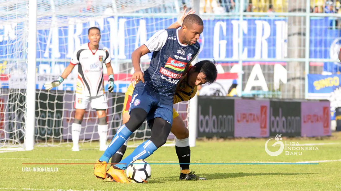 Penyerang Arema FC, Thiago Furtuoso dikawal ketat pemain Mitra di laga Liga 1 2018, Minggu (24/3). (Dok. PT LIB)