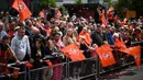 Pendukung Luton Town menyambut kedatangan parade bus timnya melewati jalanan di Luton, Inggris setelah berhasil promosi ke Liga Inggris musim 2023/2024 pada Senin (29/05/2023) waktu setempat. The Hatters sukses menyegel tiket promosi setelah memenangkan laga play-off divisi Championship melawan Covetry City 6-5 melalui adu penalti di Wembley, Sabtu (27/5/2023). (AFP/Daniel Leal)