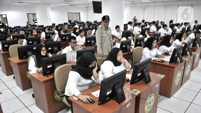 Kepala Badan Kepegawaian Negara (BKN) Bima Haria Wibisana (tengah) meninjau pelaksanaan Seleksi Kompetensi Dasar (SKD) berbasis Computer Assisted Test (CAT) untuk Calon Pegawai Negeri Sipil (CPNS) di Kantor BKN Pusat, Jakarta, Senin (27/1/2020). (merdeka.com/Iqbal S. Nugroho)