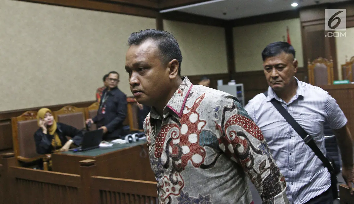 Terdakwa kasus korupsi E-KTP Irvanto Hendra Pambudi Cahyo usai menjalani sidang lanjutan di Pengadilan Tipikor, Jakarta, Selasa (23/10). Sidang beragendakan pemeriksaan terdakwa. (Liputan6.com/Herman Zakharia)