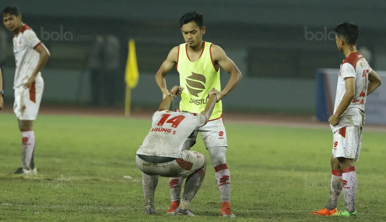 Para pemain Persis Solo tampak sedih usai takluk dari Kalteng Putra FC pada laga Liga 2 di Stadion Patriot, Bekasi, Senin (13/11/2017). Persis Solo kalah 0-1 dari Kalteng Putra FC. (Bola.com/M Iqbal Ichsan)