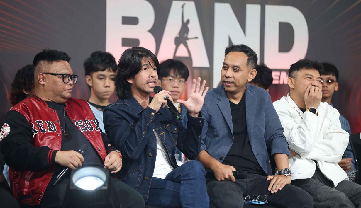 Untuk menjamin kualitas grup band yang dihasilkan, Band Academy menggaet deretan juri serta mentor yang akan membimbing para peserta. Tampak dalam foto, salah satu juri Band Academy, Aryo Wahab (kedua kiri) saat memberi keterangan di SCTV Tower, Jakarta, Kamis (2/4/2026). (Kapanlagi.com/Budy Santoso)