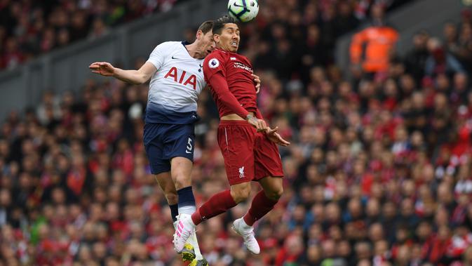 Duel antara Jan Verthongen dan Roberto Firminho pada laga lanjutan Premier League yang berlangsung di Stadion Anfield, Liverpool, Minggu (31/3). Liverpool menang 2-1 atas Tottenham Hotspur. (AFP/Paul Ellis)