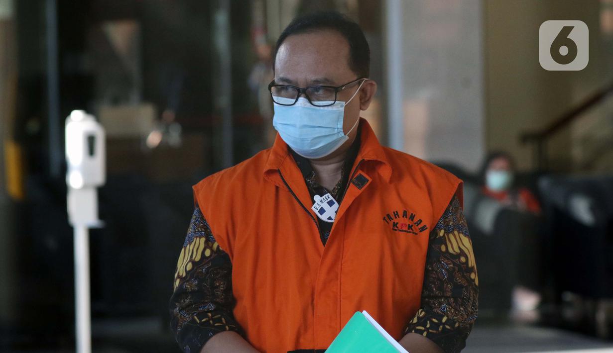 Tersangka dalam kasus dugaan korupsi pelaksanaan pekerjaan subkontraktor fiktif pada proyek-proyek yang dikerjakan PT Waskita Karya (Persero), Jarot Subana berjalan keluar dari gedung KPK usai menjalani pemeriksaan lanjutan, Jakarta, Rabu (30/9/2020). (Liputan6.comHelmi Fithriansyah)