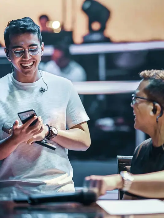 Melalui akun Instagram miliknya, Vadi sering mendapat pujian karena ketampanannya yang tidak kalah dengan sang kakak. Banyak kaum hawa yang terpana akan ketampanannya. (Liputan6.com/IG/@vadieakbar)
