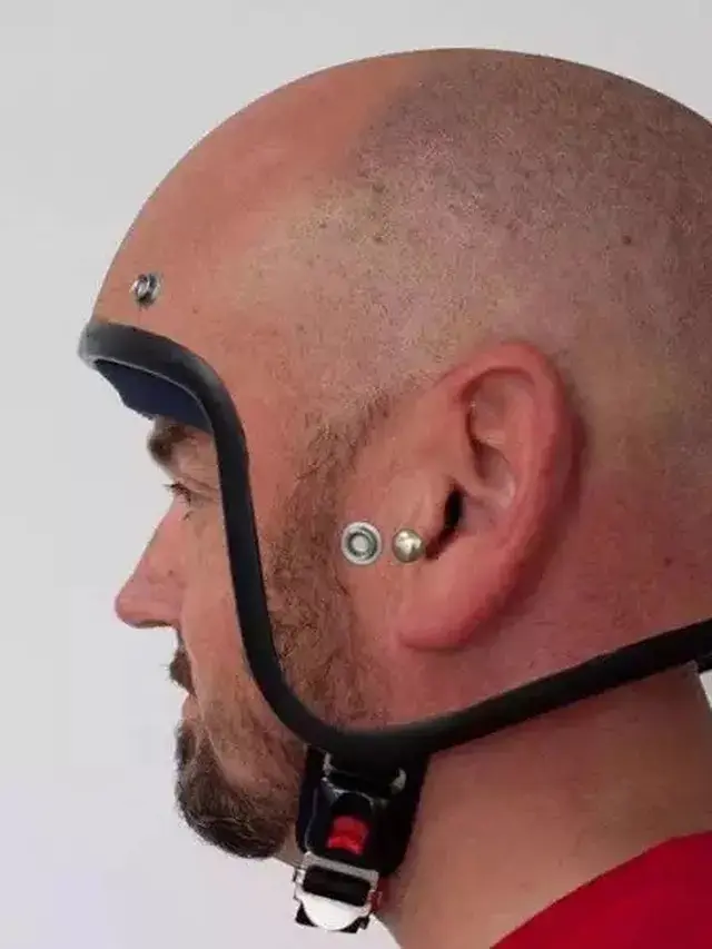 6 Potret Helm Bermuka Dua Ini Bikin Kaget Pengendara Lain,