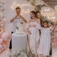 Julie Estelle tampil dengan dress putih spaghetti strap dengan lengan ballon dipadukan sandal strap coklatnya. (@ryanogilvy)