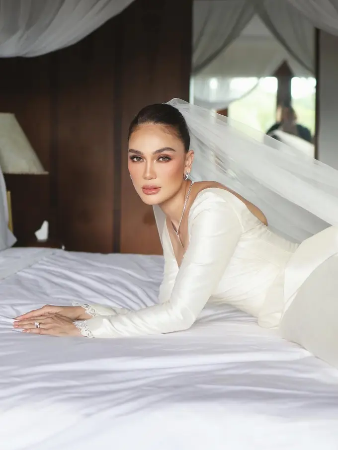 Menikah di Usia 41 Tahun, Pesona Manglingi Luna Maya Dipulas Glaze Skin Makeup di Momen Sumpah Pernikahan