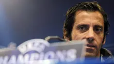Pelatih Atletico Madrid, Quique Sanchez Flores di sesi konferensi pers yang berlangsung di Vicente Calderon, 2 November 2009 jelang laga Liga Champions melawan Chelsea. AFP PHOTO / PIERRE-PHILIPPE MARCOU 
