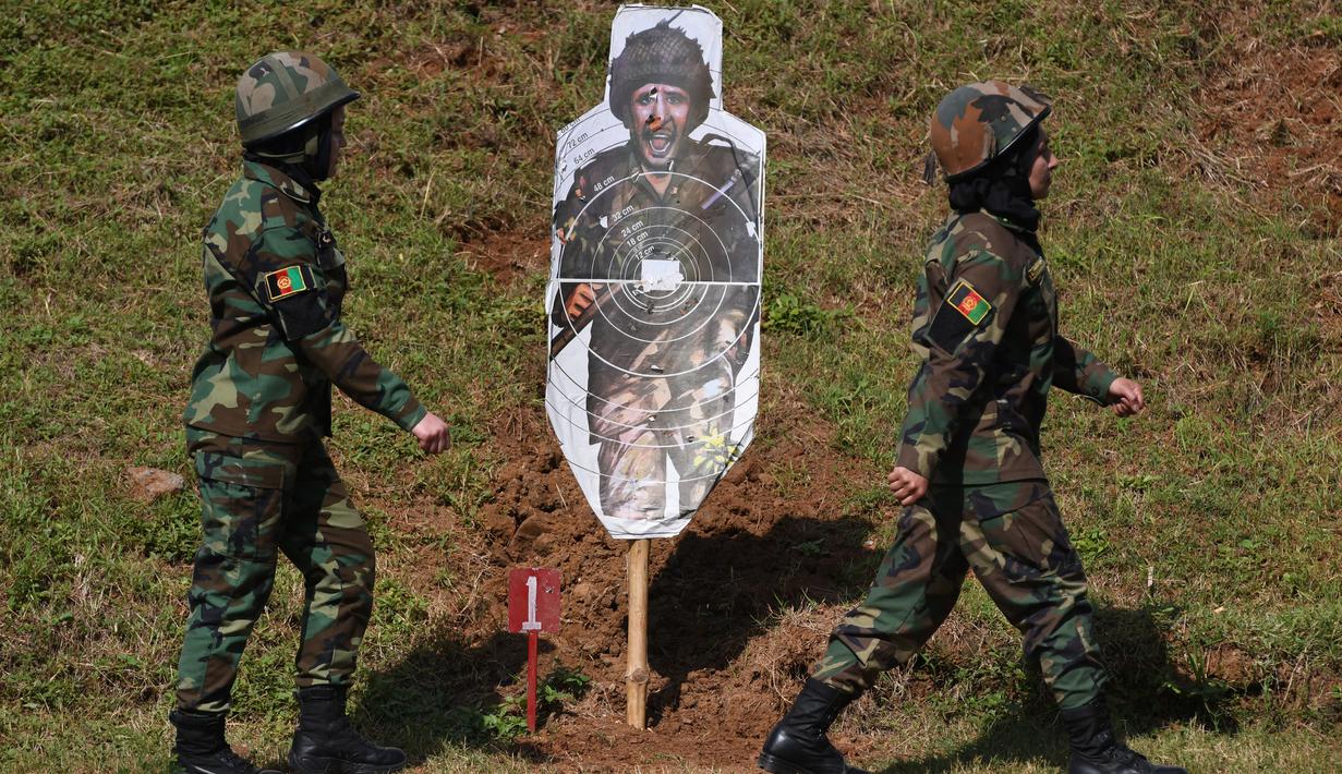 Dua kadet tentara wanita Afghanistan bersiap mengikuti latihan menembak selama program pelatihan militer di Akademi Pelatihan Perwira di Chennai, India (12/12/2019). Sebanyak dua puluh kadet tentara Afghanistan mengikuti program latihan militer tersebut. (AFP/Arun Sankar)