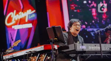 Penampilan Erwin Gutawa saat membawakan lagu Chrisye Live dalam Java Jazz Festival 2020 di JIExpo Kemayoran, Jakarta, Jumat (28/2/2020). Erwin Gutawa membawakan sejumlah lagu hits milik almarhum Chrisye seperti Juwita, Anak Sekolah, dan Hip Hip Hura. (Liputan6.com/Faizal Fanani)