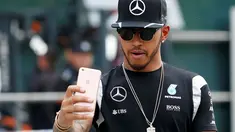 Pembalap F1 dari tim  Mercedes, Lewis Hamilton berselfie di sirkuit Internasional Shanghai untuk memulai grand prix Cina, (14/4/16). Lewis Hamilton adalah pembalap pertama Formula 1 yang berkulit gelap. (REUTERS/Aly Song)