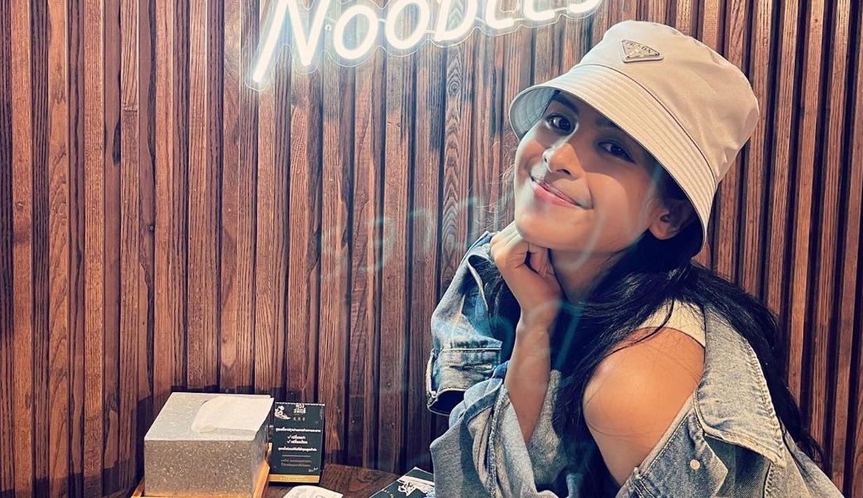 Maudy Ayunda dan Jesse Choi memilih Thailand sebagai lokasi bulan madu. Dua sejoli ini semakin mencuri perhatian saat memilih perpustakaan sebagai salah satu tujuan wisatanya. Tak lupa, pria asal Korea Selatan itu memotret istri tercintanya. (Liputan6.com/IG/@jessechoi_)